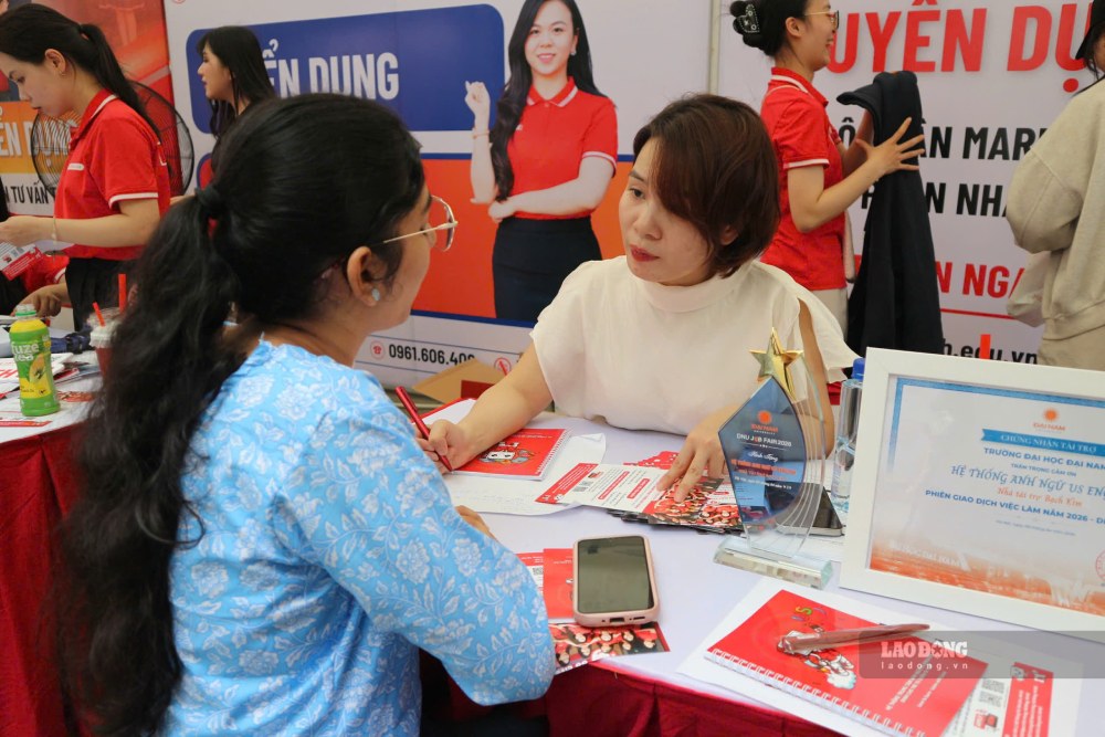 In July 2026, the service-trade sector accounted for 52% of the total human resource recruitment demand in Hanoi. Photo: Quynh Chi