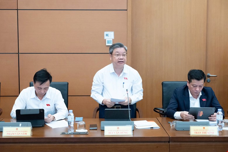 The National Assembly Standing Committee has decided to approve Mr. Bui Van Dung - full-time NA Deputy, Thanh Hoa Provincial NA Delegation - to hold the position of Member as full-time NA Deputy at the Economic and Finance Committee of the 16th National Assembly. Photo: Quochoi. vn