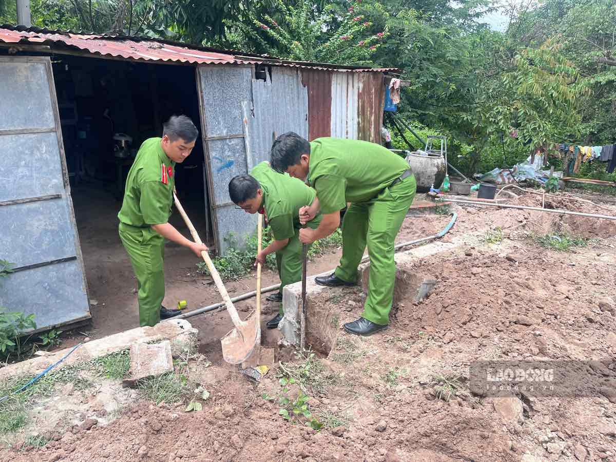 Công an xã Hàm Thuận Bắc góp ngày công xây dựng nhà Đại đoàn kết. Ảnh: Duy Tuấn