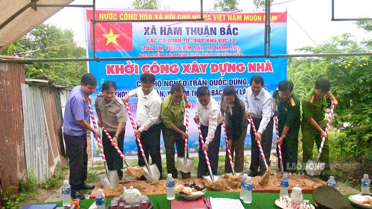 Ham Thuan Bac commune authorities and judicial agencies commence construction of Great Solidarity houses for households affected by floods. Photo: Pham Duy