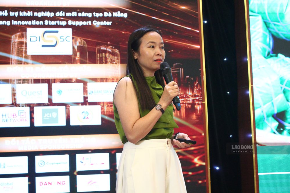 Các đội thi trình bày ý tưởng, giải phải và tiềm năng phát triển của dự án. Ảnh: Thanh Huyền