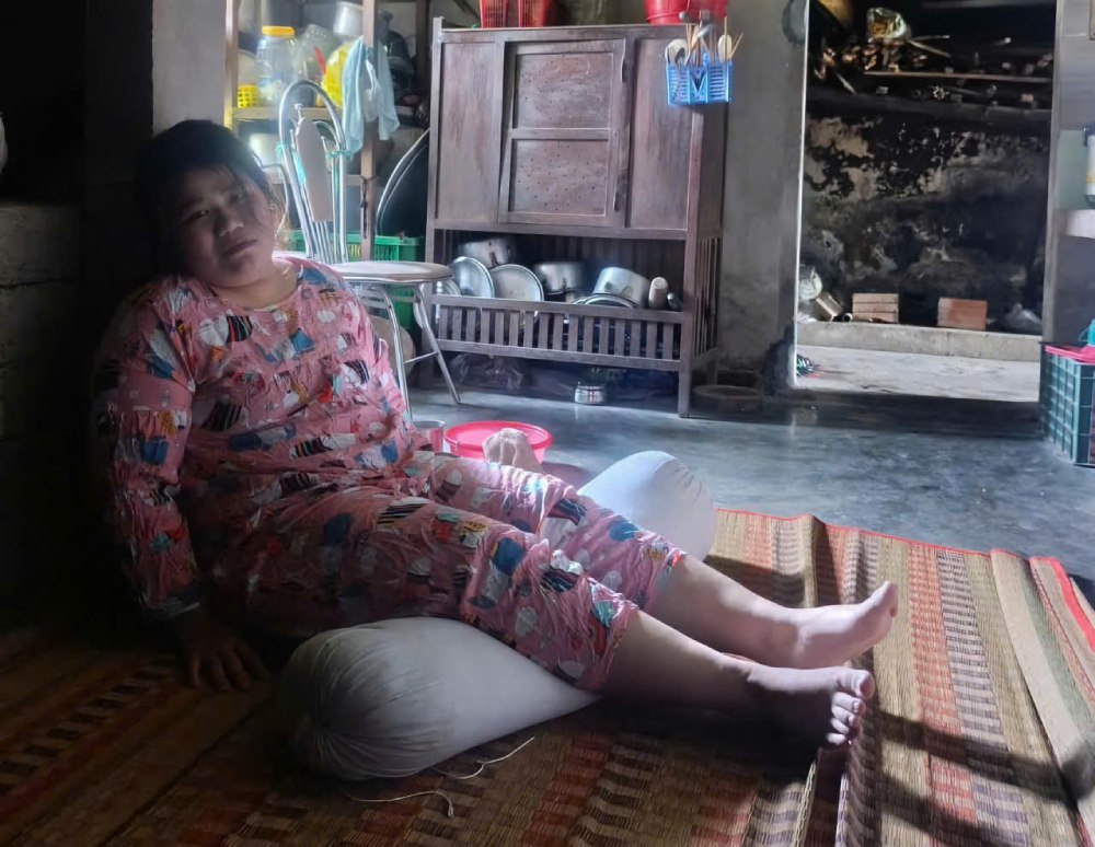 Many spinal diseases make the young mother lie in one place, unable to take care of her 1-year-old young son. Photo: Family provided
