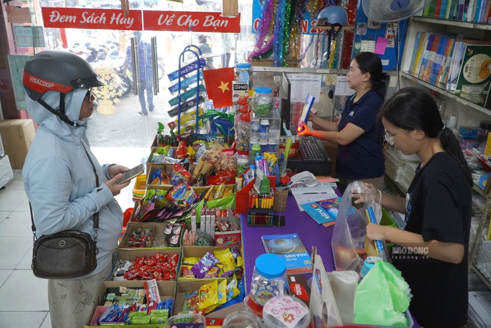Phụ huynh phải chạy nhiều nhà sách để tìm mua đủ sách giáo khoa cho con. Ảnh: Chân Phúc