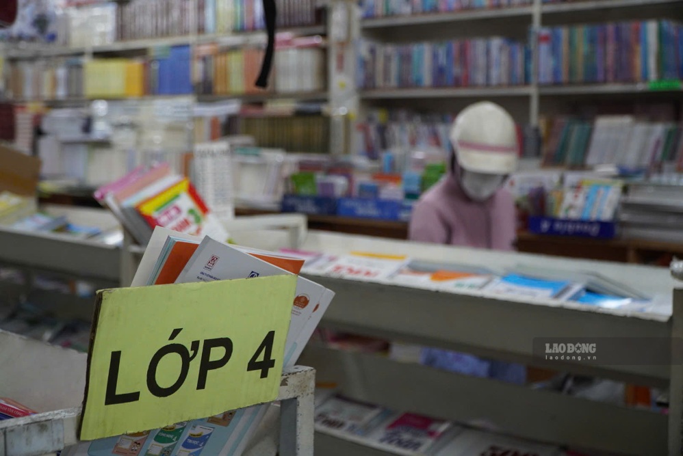Parents have to go to many bookstores to find enough textbooks for their children. Photo: Chan Phuc