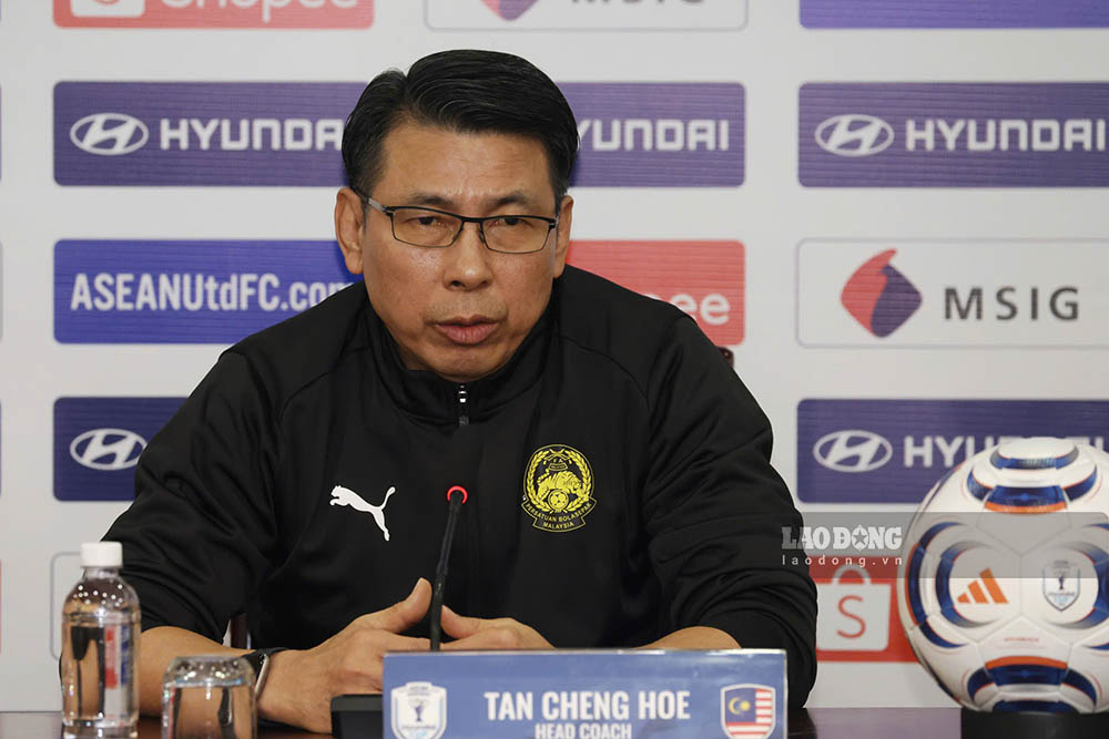 Coach Tan Cheng Hoe attends the press conference before the second leg semi-final match with the Vietnamese team. Photo: Minh Dan