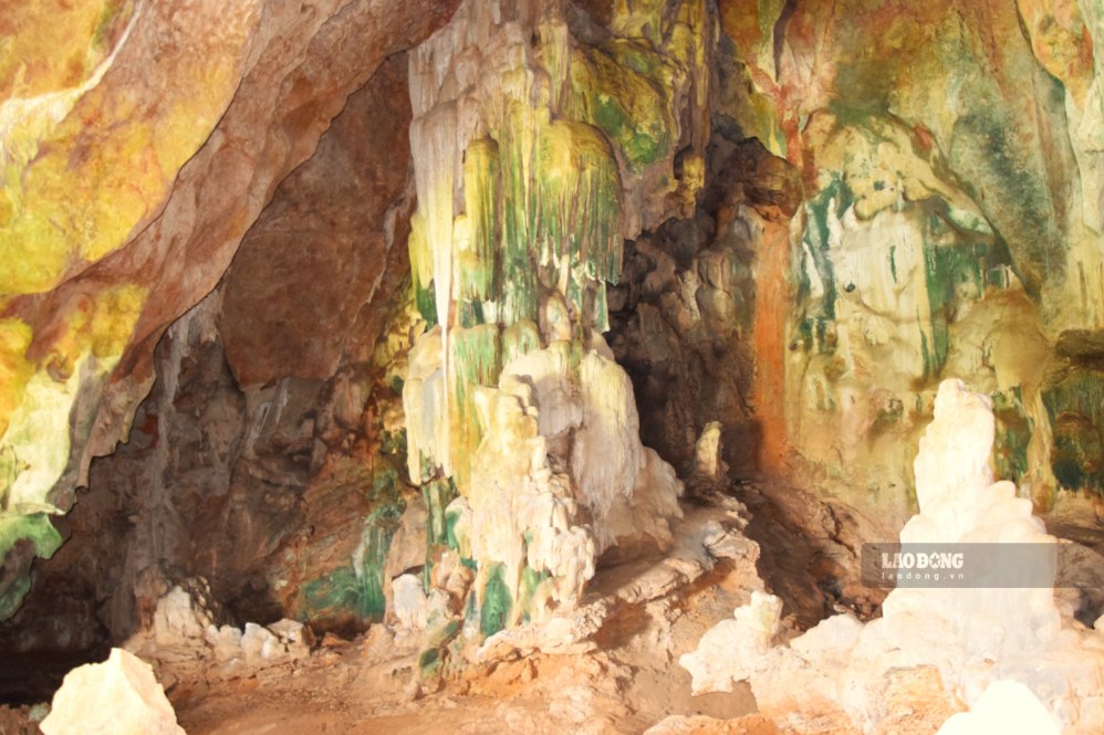 Stalactites in Co Noong cave, It Ong sub-area, Muong La commune, Son La province are beautiful and mysterious. Photo: Truong Son