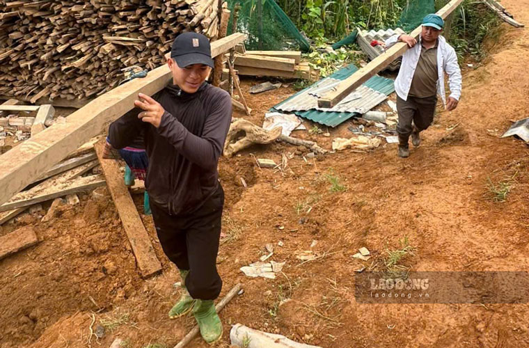 Hỗ trợ người dân khu vực có nguy cơ sạt lở chuyển đồ đạc đến nơi an toàn. Ảnh: A Lù 