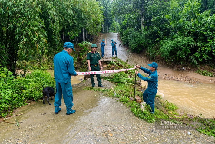 Căng dây cảnh báo tại các ngầm và không cho người, phương tiện đi qua mỗi đợt lũ đầu nguồn. Ảnh: Thanh Hùng 