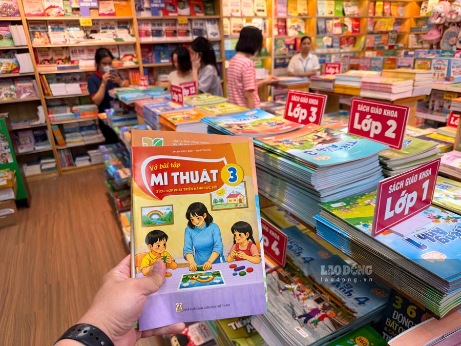 Đi 4 nhà sách, phụ huynh gom đủ bộ sách giáo khoa lớp 3 cho con. Ảnh: Việt Anh