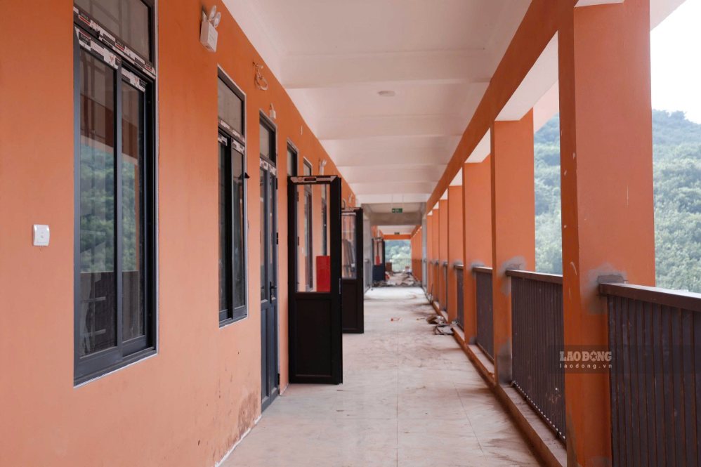 Trường nội trú liên cấp tại xã Sín Thầu đang đẩy nhanh tiến độ, lắp đặt thiết bị trong các lớp học. Ảnh: Thành An
