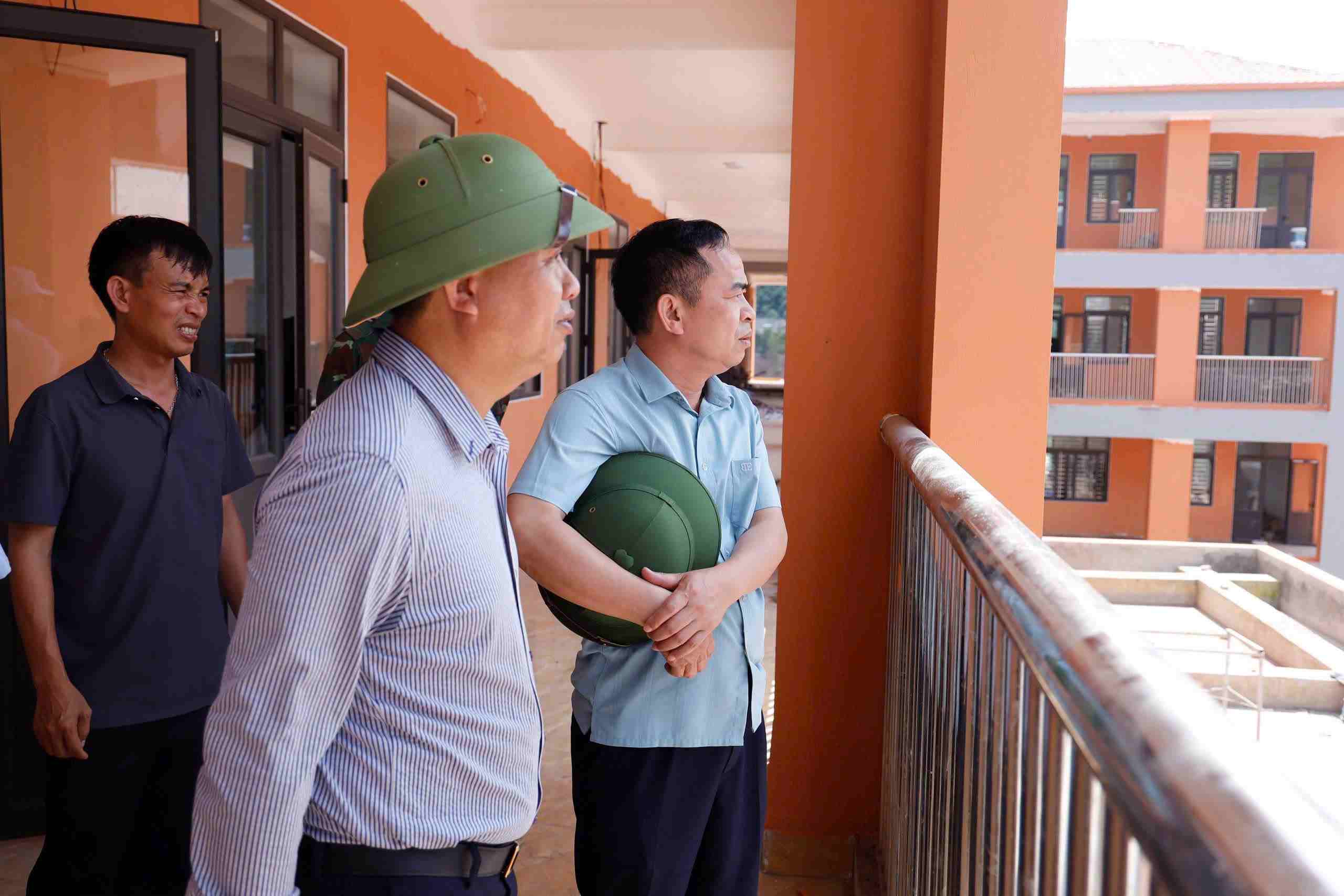Phó Chủ tịch UBND tỉnh Điện Biên Nguyễn Văn Đoạt (áo xanh) kiểm tra công tác thi công tại công trình. Ảnh: Dienbien.gov.vn