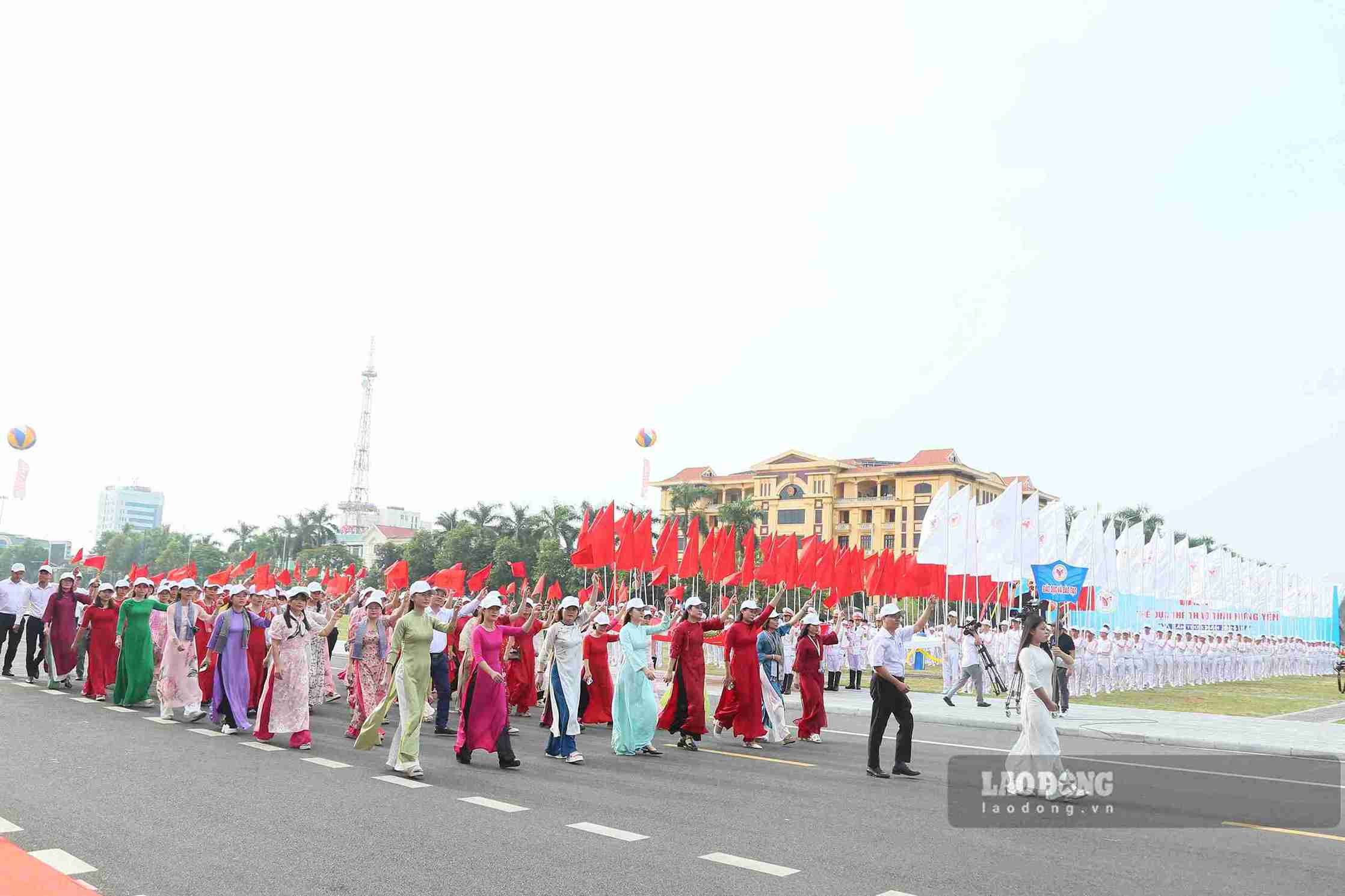 Các khối diễu hành biểu dương lực lượng tại lễ khai mạc Đại hội Thể dục thể thao tỉnh Hưng Yên lần thứ X năm 2026.
