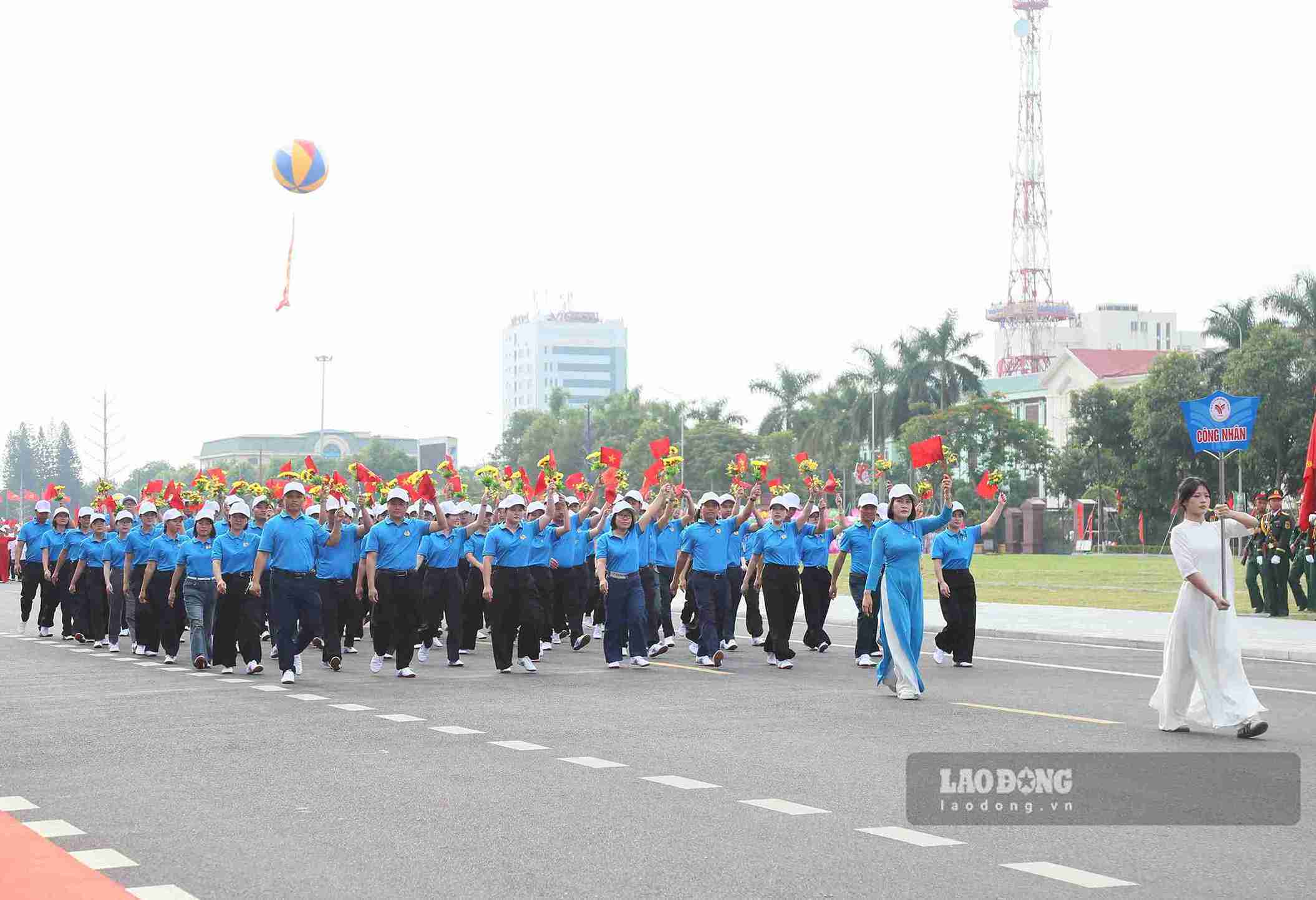 Khối công nhân tham gia diễu hành biểu dương lực lượng tại Lễ khai mạc Đại hội Thể dục thể thao tỉnh Hưng Yên lần thứ X năm 2026.