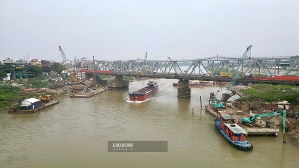 Restricting traffic on the Duong River to compete for crew member certification. Photo: Huu Chanh