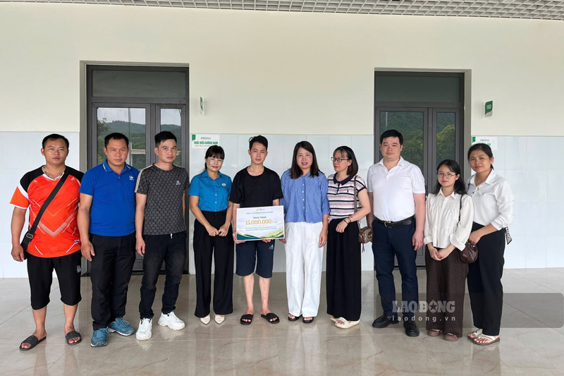 Sa Pa Ward Trade Union supports union members to overcome difficulties. Photo: Ta Xuan Thanh