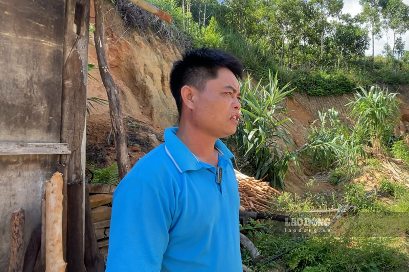 Ông Đặng A Sỷ, người dân thôn Nậm Đét thông tin đến phóng viên những vướng mắc liên quan đến phương án bồi thường, hỗ trợ. Ảnh: Đinh Đại