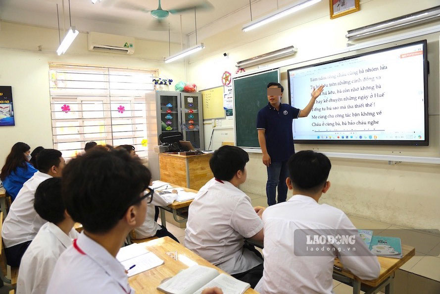 Secondary school teachers considering promotion in the 2025 - 2026 school year will calculate the results of evaluating and ranking civil servants from the 2024 - 2025 school year and earlier. Photo: Tuong Van