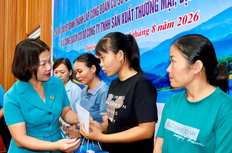 Chairman of Thai Nguyen Provincial Labor Federation Do Thi Hien presents gifts to workers and laborers. Photo: Thai Nguyen Trade Union