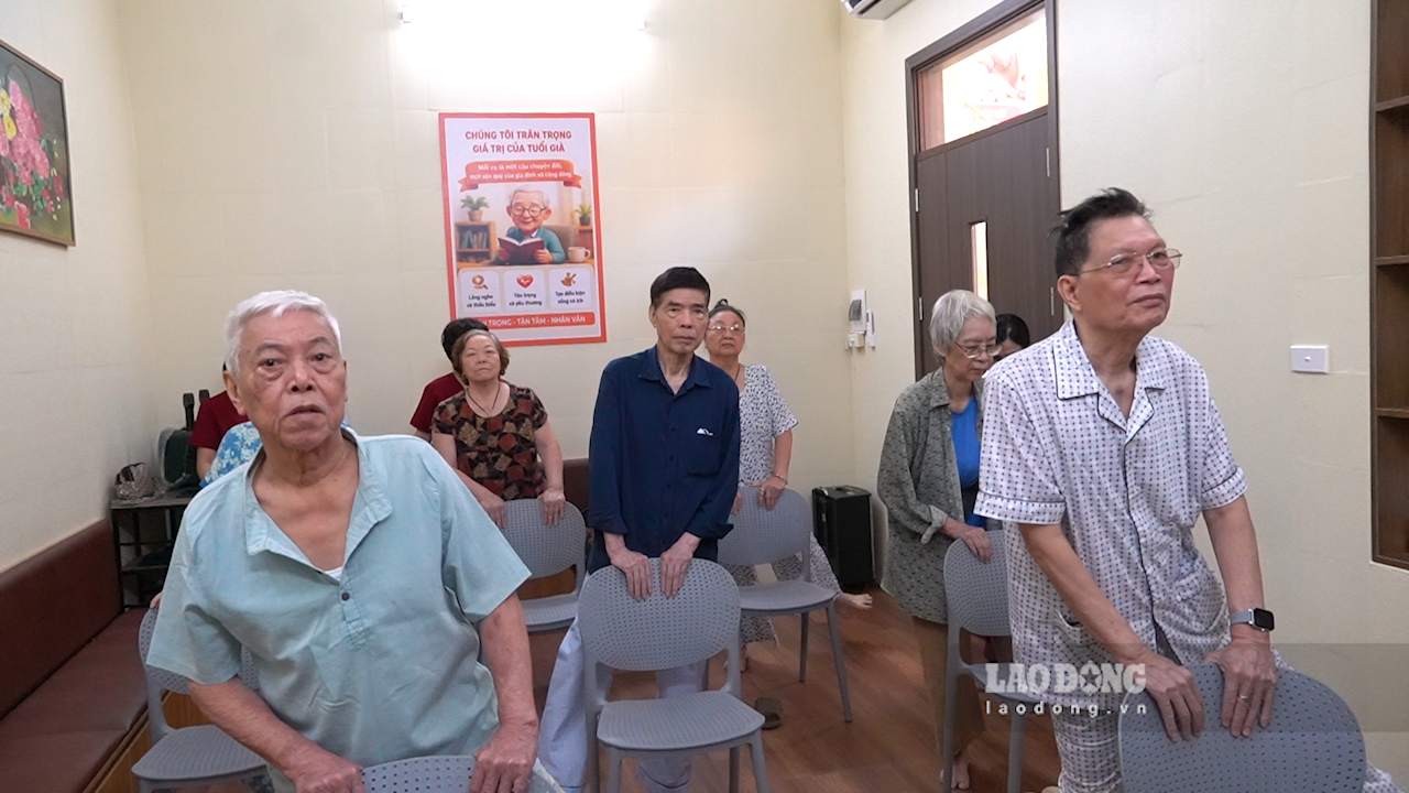 Khi đến đây, người cao tuổi được ngâm chân, xoa bóp, tập các bài vận động nhẹ như co duỗi tay chân, luyện thăng bằng,... phù hợp với thể trạng của từng người. Ảnh: An Phương