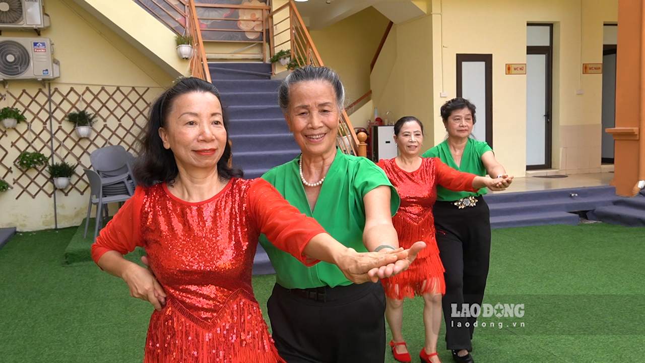 Bà Vương Thị Ngọc (áo xanh, ở giữa) tham gia khiêu vũ tại cơ sở. Ảnh: Cao Thơm