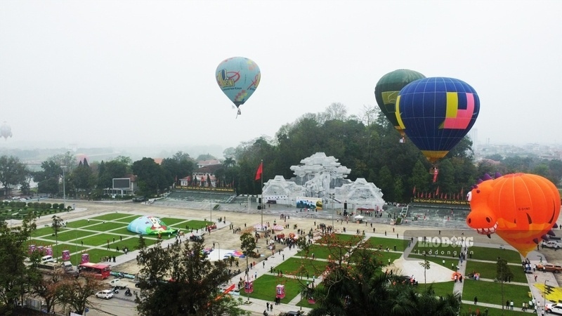 Nằm bên dòng sông Lô thơ mộng, Quảng trường Nguyễn Tất Thành đã trở thành một điểm nhấn độc đáo về kiến trúc và cảnh quan của đô thị Tuyên Quang. Ảnh: Việt Bắc