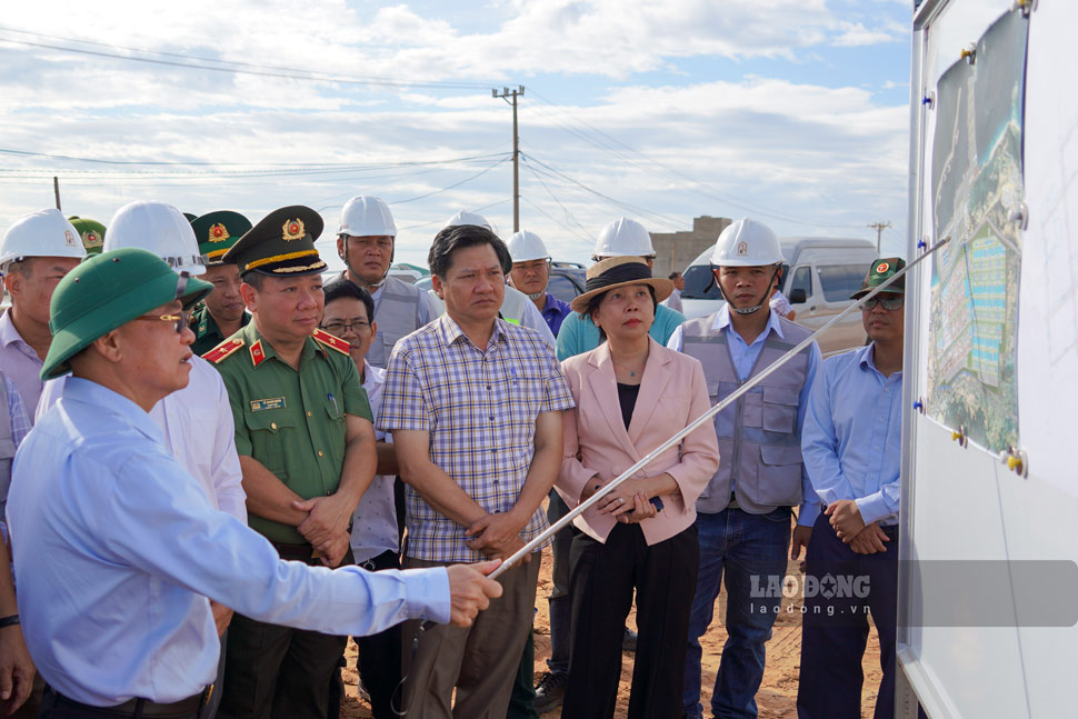 Bí thư Tỉnh ủy Gia Lai Thái Đại Ngọc (bên trái) kiểm tra tiến độ dự án Khu công nghiệp Phù Mỹ. Ảnh: Nguyễn Hân