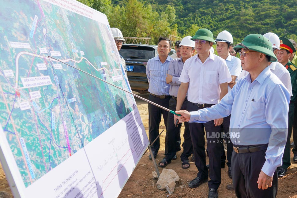 Gia Lai Provincial Party Secretary Thai Dai Ngoc inspects the construction progress of the North-South Expressway connecting project to Phu My Industrial Park and Phu My Port. Photo: Nguyen Han