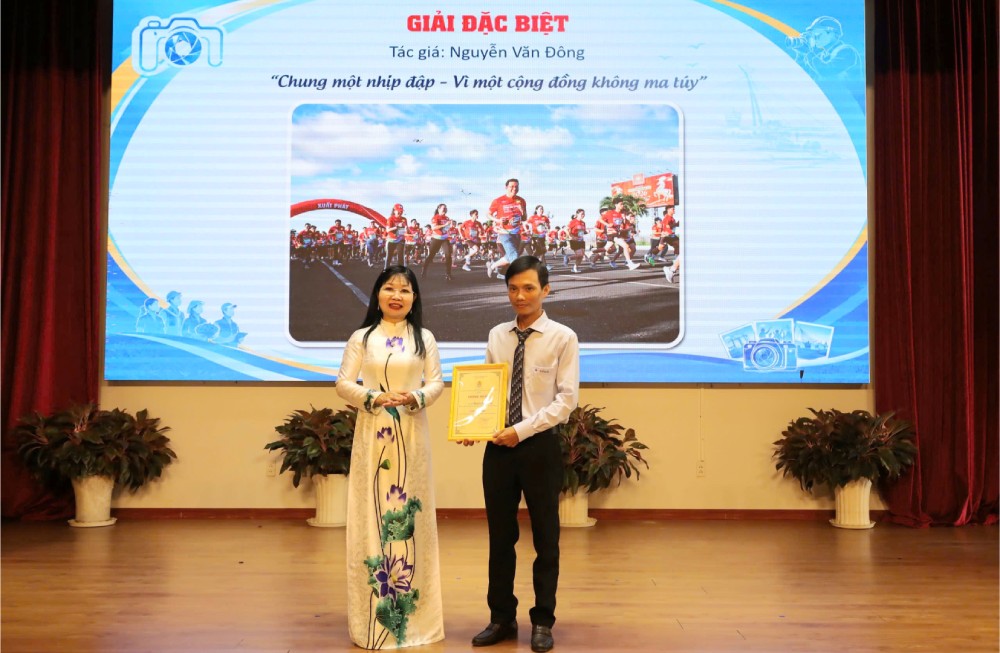 Phó Bí thư Tỉnh ủy An Giang Trần Thị Thanh Hương trao giải đặc biệt cho tác giả Nguyễn Văn Đông. Ảnh: Quốc Việt/LĐLĐ An Giang