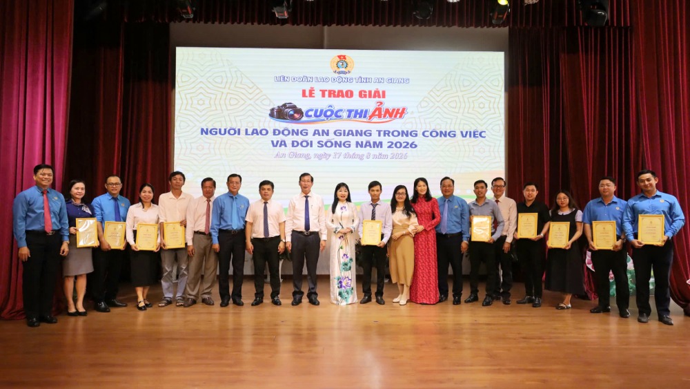 The organizing committee awarded prizes to the authors in the photo contest "An Giang workers in work and life". Photo: An Giang Labor Federation