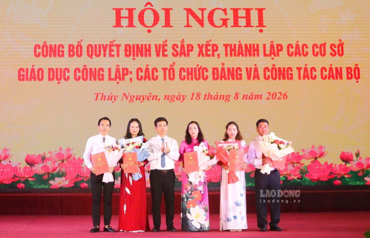 Thuy Nguyen Ward, Hai Phong announced decisions on arranging and merging schools and related personnel work. Photo: Minh Khue