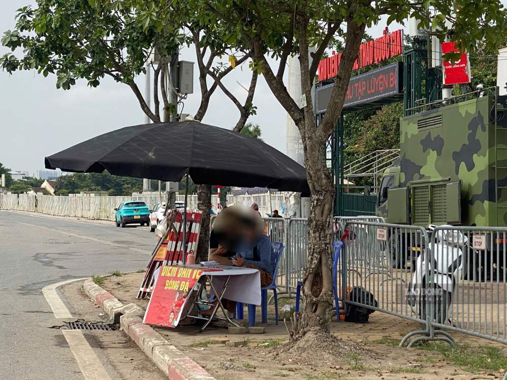 Khu vực cổng sân Mỹ Đình và VFF có rất đông phe vé. Ảnh: Linh Linh