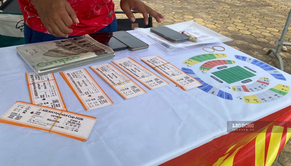 Black market tickets for the Vietnam vs Malaysia match are still being offered for sale at high prices. Photo: Linh Linh