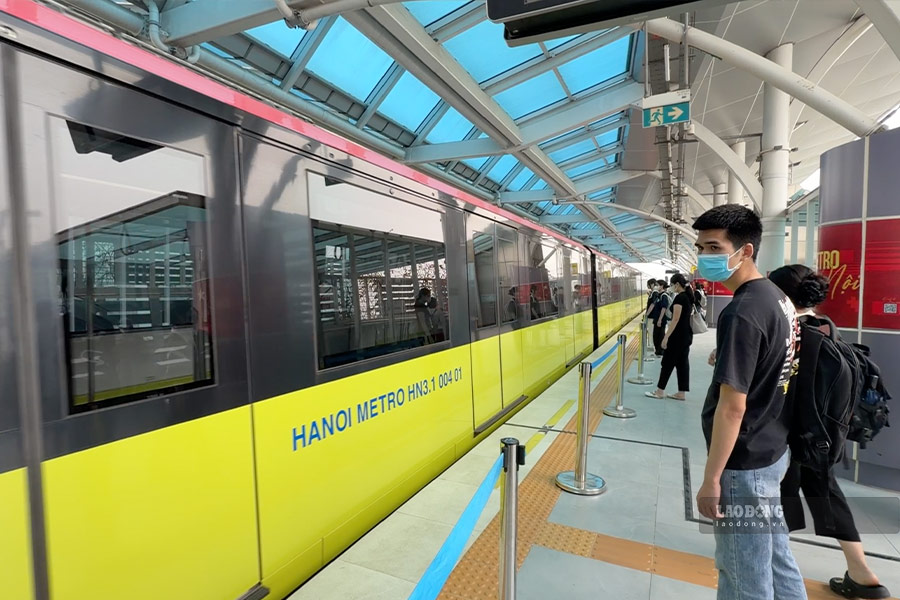 Tuyến metro Nhổn - Ga Hà Nội kết nối dọc trục các trường đại học lớn trên địa bàn Cầu Giấy, giúp việc di chuyển của các sinh viên được thuận lợi hơn. Ảnh: Dương Anh
