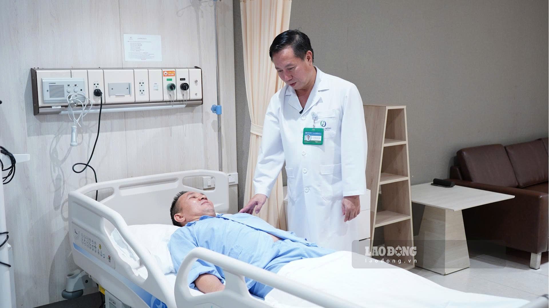  PGS.TS.BS Nguyễn Anh Tuấn, Giám đốc Ngoại khoa, Trưởng khoa Ngoại Tiêu hóa, Bệnh viện Đa khoa Phương Đông thăm khám cho bệnh nhân sau khi phẫu thuật. Ảnh: Hạnh Thơm