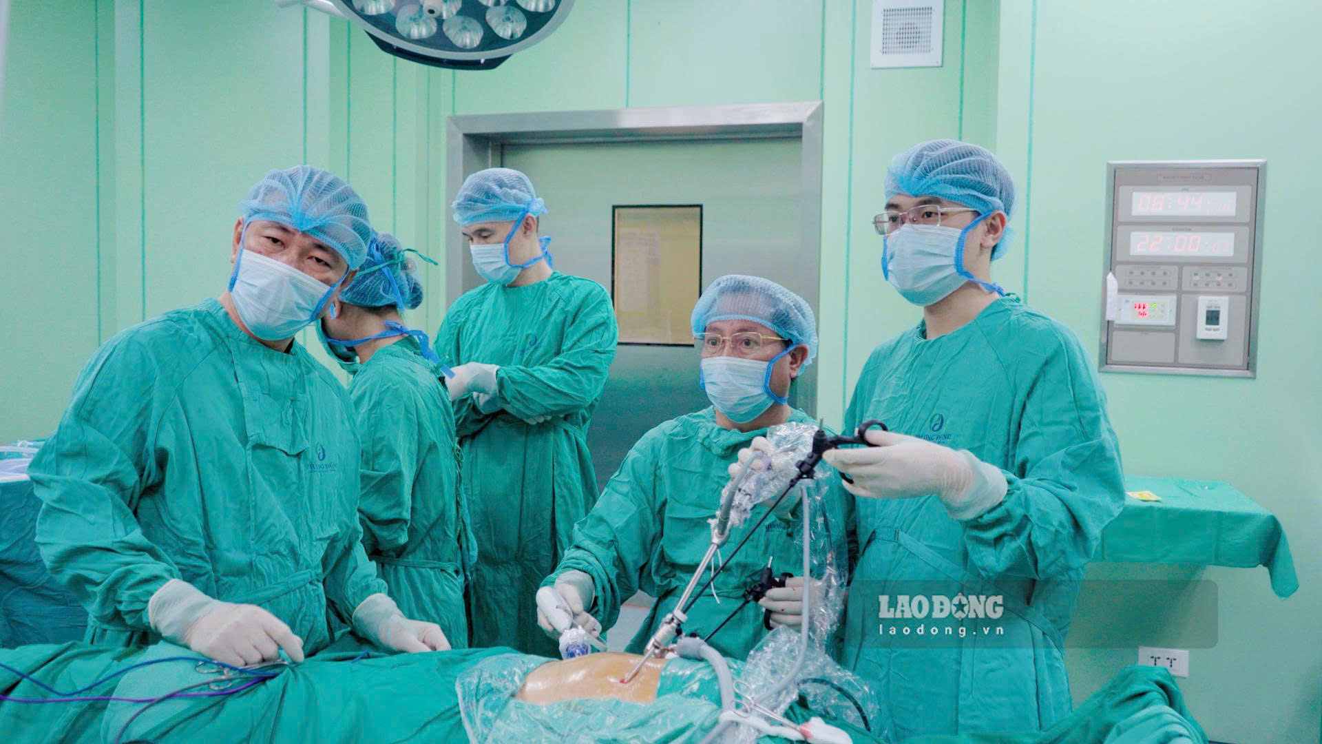 Các bác sĩ phẫu thuật nội soi cắt bỏ polyp cho nam bệnh nhân ung thư trực tràng. Ảnh: Hạnh Thơm