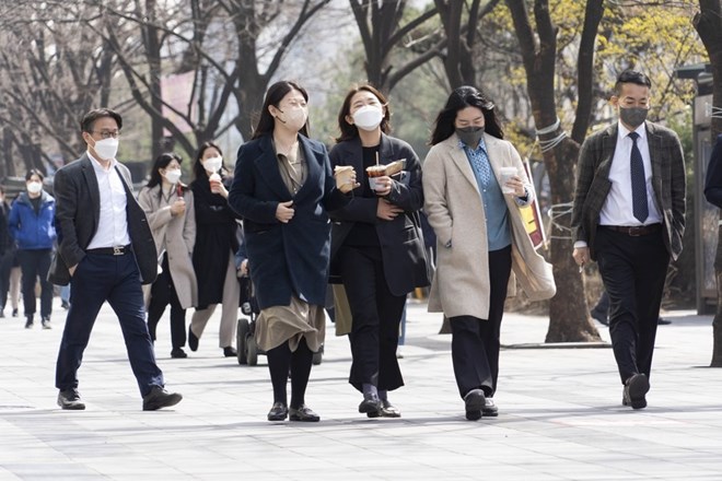 The jobs of Korean youth have decreased sharply due to the rapid development of artificial intelligence (AI). In the photo: Pedestrians on the streets of Seoul, South Korea. Photo: Xinhua