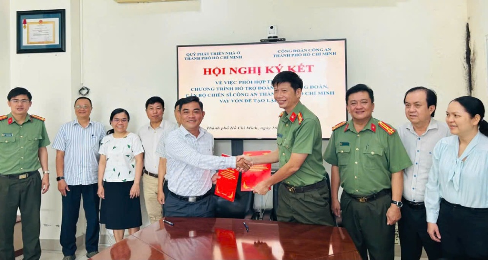 Ho Chi Minh City Police Trade Union and Ho Chi Minh City Housing Development Fund signed a coordination agreement to implement a program to support union members, officers, and soldiers to borrow capital to create housing. Photo: Nguyen Huu Toan/Ho Chi Minh City Police Trade Union