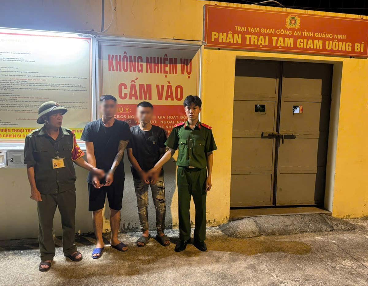 Hai đối tượng (đứng giữa) liên quan các vụ trộm cắp tài sản tại Bệnh viện Việt Nam - Thụy Điển Uông Bí. Ảnh: Công an Quảng Ninh