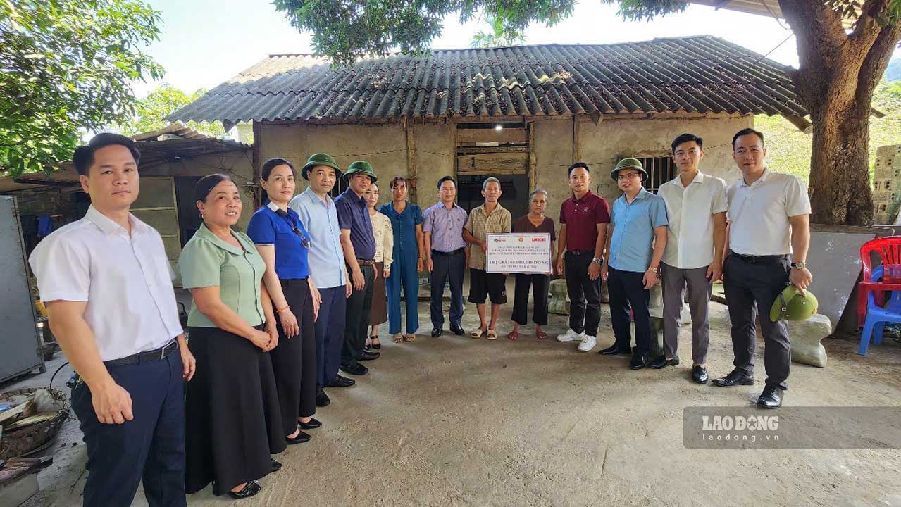 The Golden Heart Charity Fund accompanies the locality in the work of removing temporary and dilapidated houses. Photo: Trong Loc