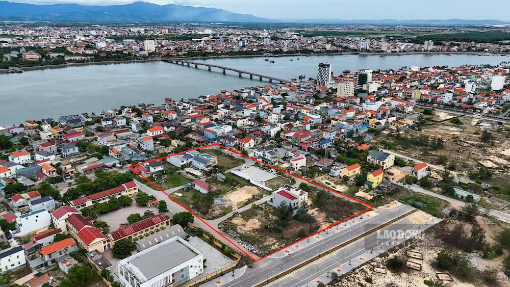 Cơ sở hạ tầng tại khu dân cư Sa Động, tổ dân phố Bảo Ninh 1, phường Đồng Hới vẫn chưa hoàn thiện khiến người dân gặp khó trong sinh hoạt. Ảnh: Nguyễn Luân