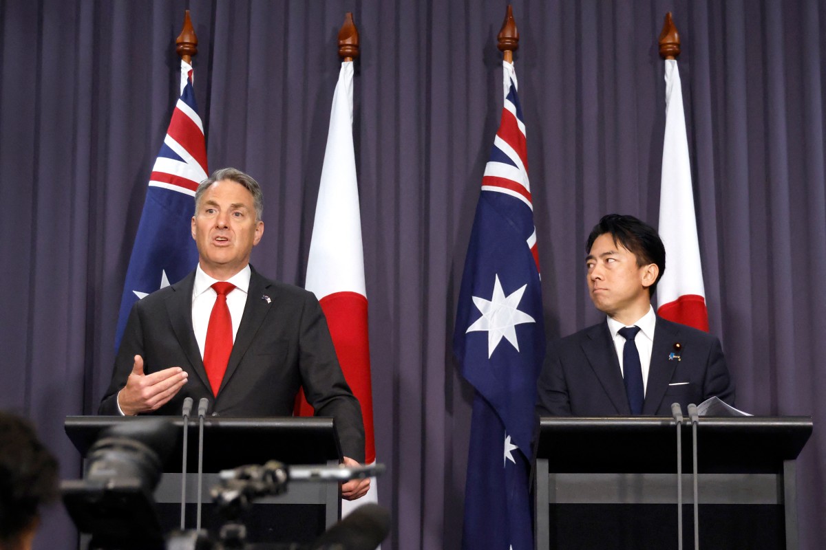 Japanese Defense Minister Shinjiro Koizumi (right) stands with Australian Deputy Prime Minister and Defense Minister Richard Marles at a press conference at the Parliament House in Canberra (Australia) on August 18. Photo: AFP