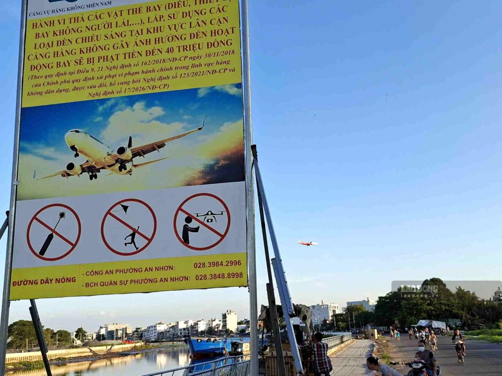떤선 공항 근처 고밥 문화 공원(호치민시) 지역의 비행 물체, UAV 사용 금지 경고 표지판. 사진: 민