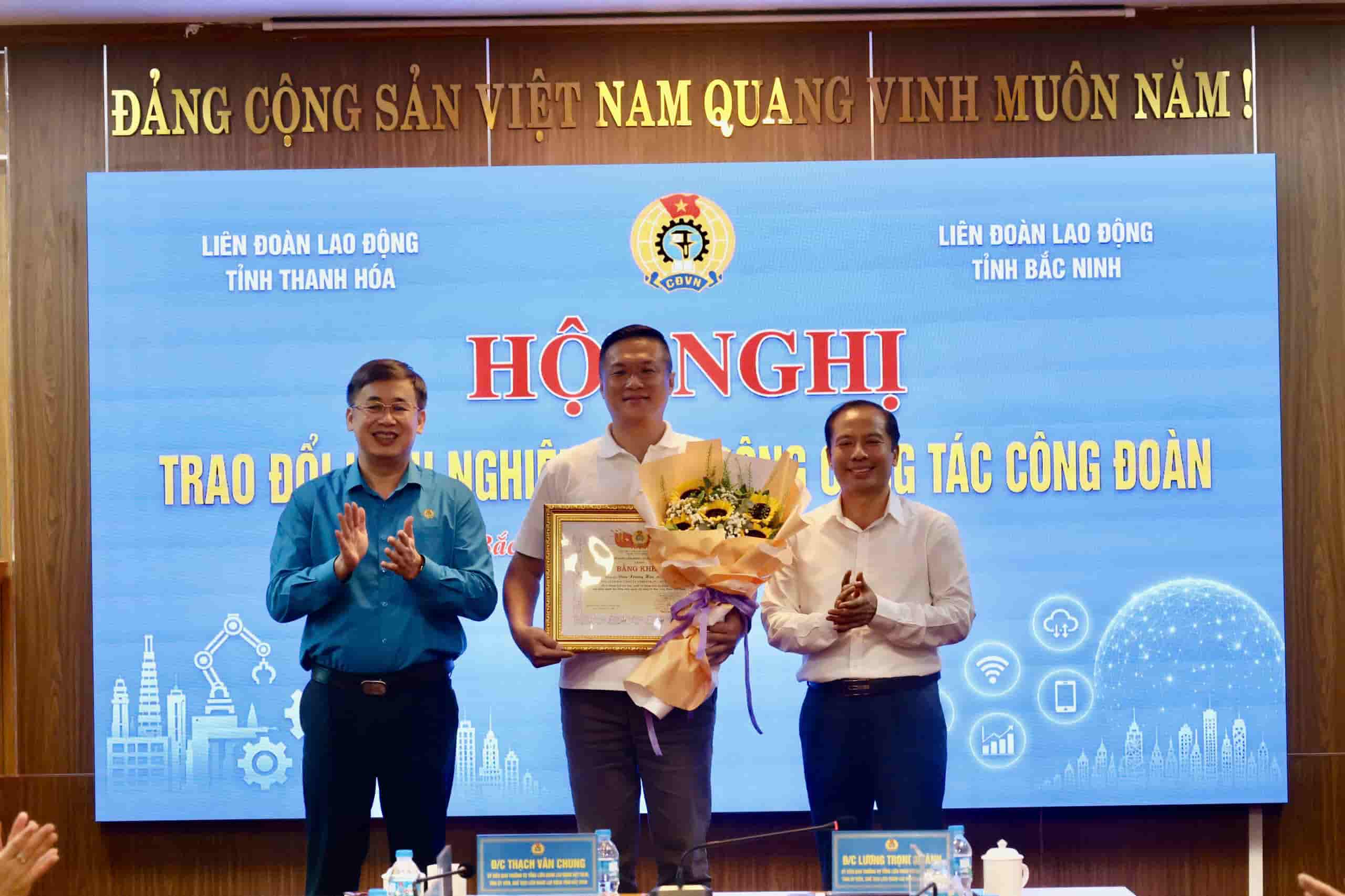 The Standing Committee of the Bac Ninh Provincial Labor Federation awarded Certificates of Merit to Mr. Richard Yao - General Director of Fukang Vietnam Factory. Photo: Quyet Chien/Bac Ninh Provincial Labor Federation.
