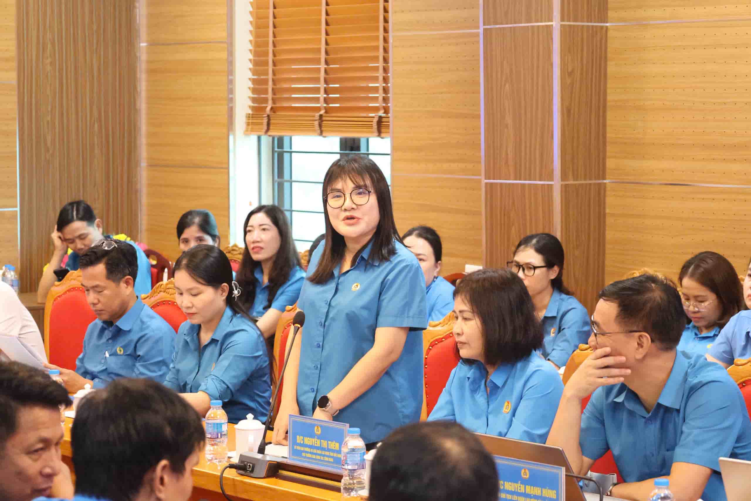 Bà Nguyễn Thị Luỹ - Chủ tịch Công đoàn Công ty TNHH Fukang Technology trao đổi kinh nghiệm tại hội nghị. Ảnh:
