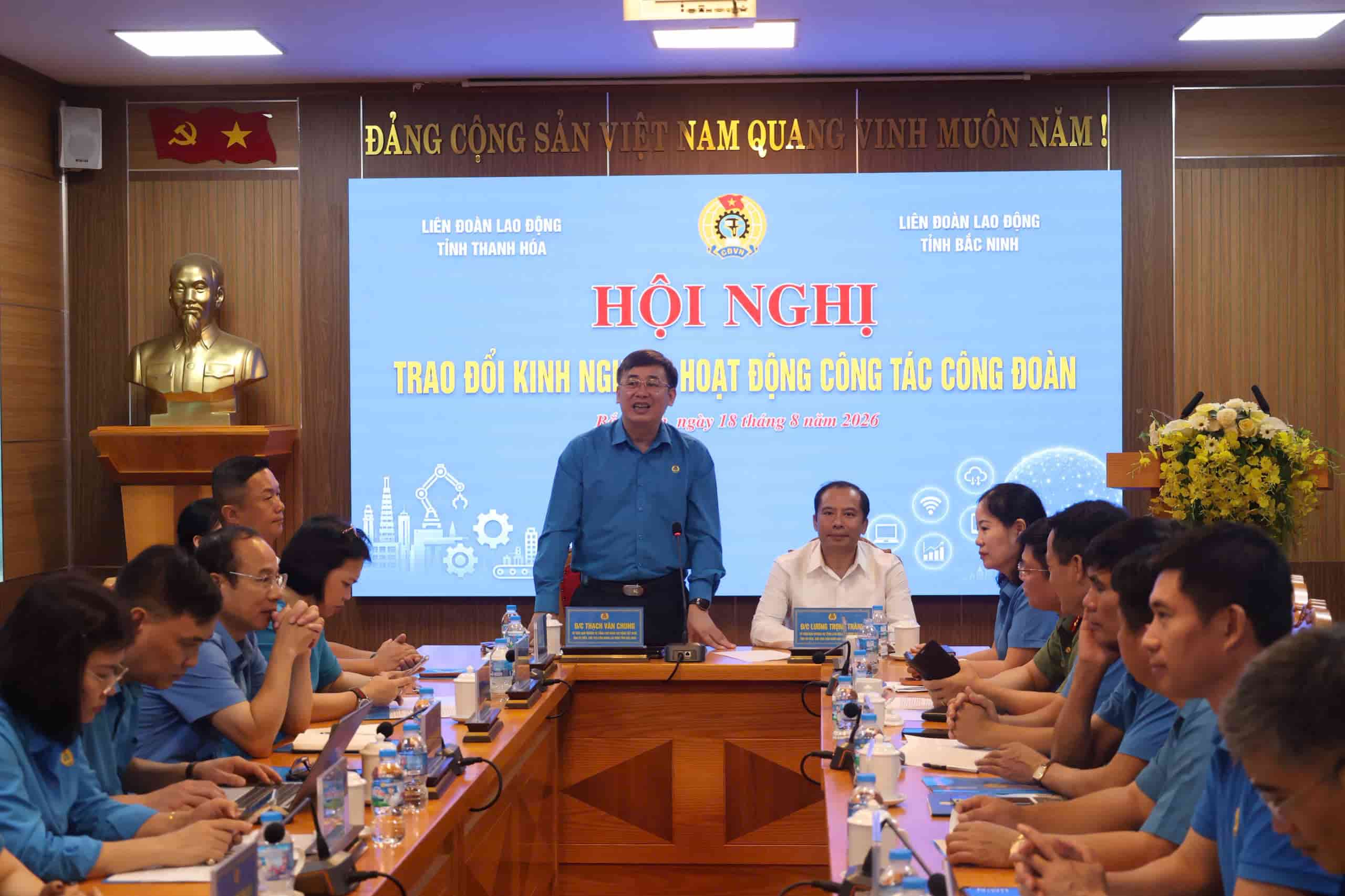 Ông Thạch Văn Chung - Ủy viên Ban Thường vụ Tổng LĐLĐ Việt Nam, Chủ tịch LĐLĐ tỉnh Bắc Ninh chủ trì trao đổi, thảo luận. Ảnh: Quyết Chiến/Liên đoàn Lao động tỉnh.
