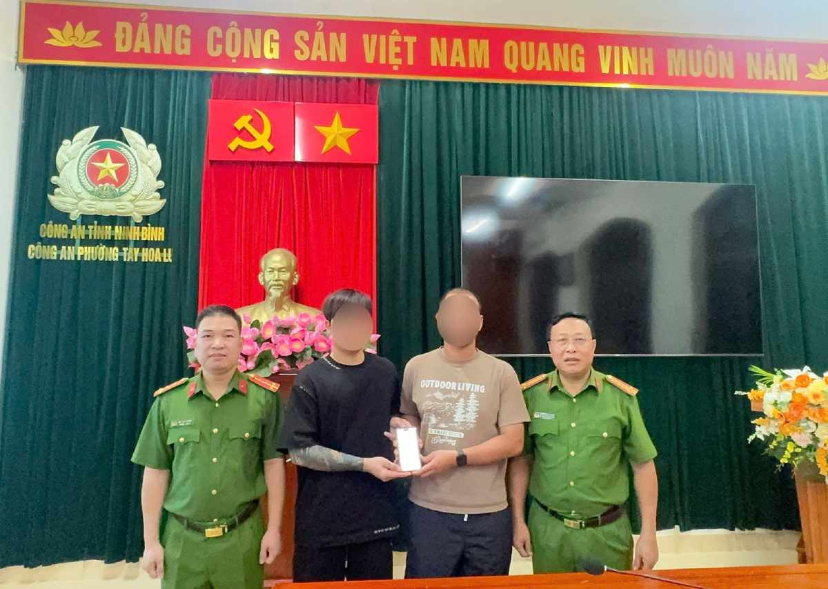 Tay Hoa Lu Ward Police promptly verified and supported the return of mistakenly transferred money to people. Photo: Ninh Binh Provincial Police