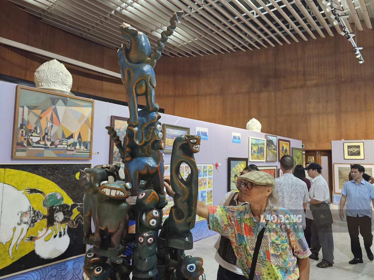 Exhibition space with interwoven paintings and sculptures. Photo: Doan Hung