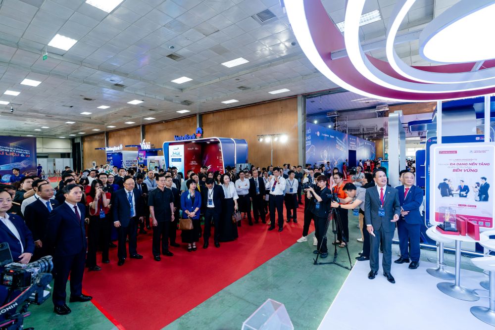 Chú thích 4 - Ông Lê Hồng Phúc, Phó Tổng Giám đốc Agribank trình bày về các thành tựu số hóa của Agribank trước Thống đốc và các đại biểu tham quan gian hàng chuyển đổi số của Agribank