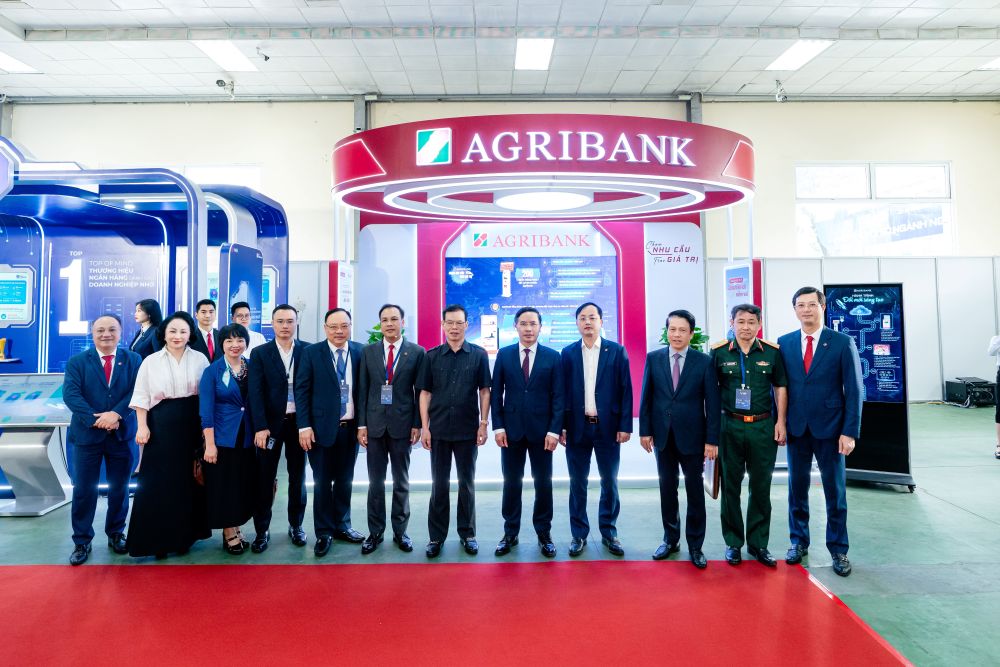 Lãnh đạo Agribank và các đại biểu chụp ảnh lưu niệm tại không gian trưng bày thành tựu chuyển đổi số của Agribank