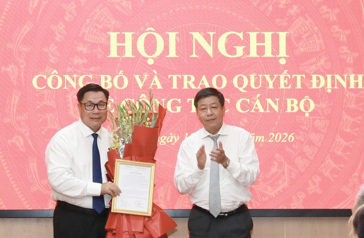 Standing Vice Chairman of Hanoi People's Committee Duong Duc Tuan presents the decision and flowers to congratulate Mr. Nguyen Quang Hieu. Photo: Hanoi. gov. vn